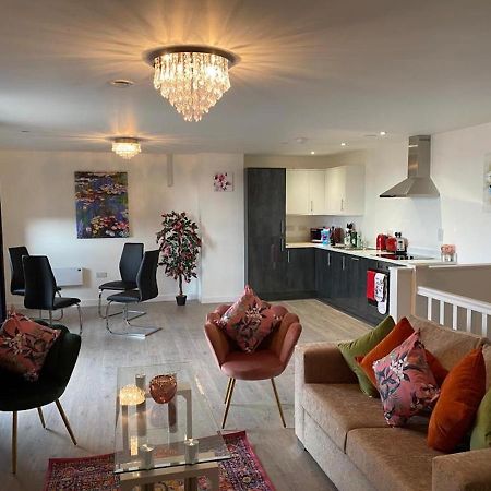 Central 2 Bed Newly Built Duplex Penthouse With Free Gated, On-Site Parking, Lift Access, Self Check-In, Super Fast Wifi, Two Cathedral View Terraces & Sleeps 6 Peterborough Esterno foto