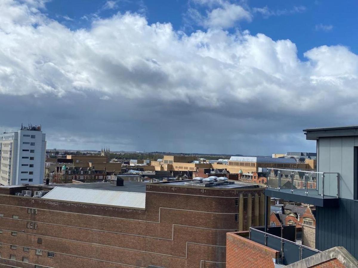 Central 2 Bed Newly Built Duplex Penthouse With Free Gated, On-Site Parking, Lift Access, Self Check-In, Super Fast Wifi, Two Cathedral View Terraces & Sleeps 6 Peterborough Esterno foto