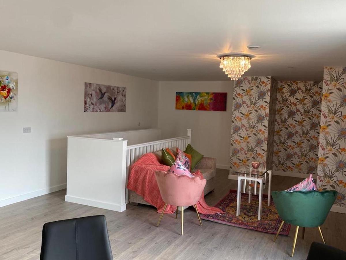 Central 2 Bed Newly Built Duplex Penthouse With Free Gated, On-Site Parking, Lift Access, Self Check-In, Super Fast Wifi, Two Cathedral View Terraces & Sleeps 6 Peterborough Esterno foto
