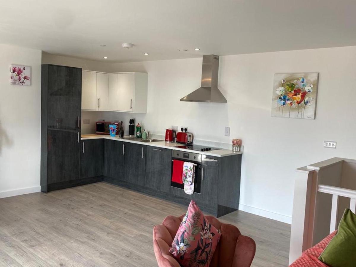Central 2 Bed Newly Built Duplex Penthouse With Free Gated, On-Site Parking, Lift Access, Self Check-In, Super Fast Wifi, Two Cathedral View Terraces & Sleeps 6 Peterborough Esterno foto