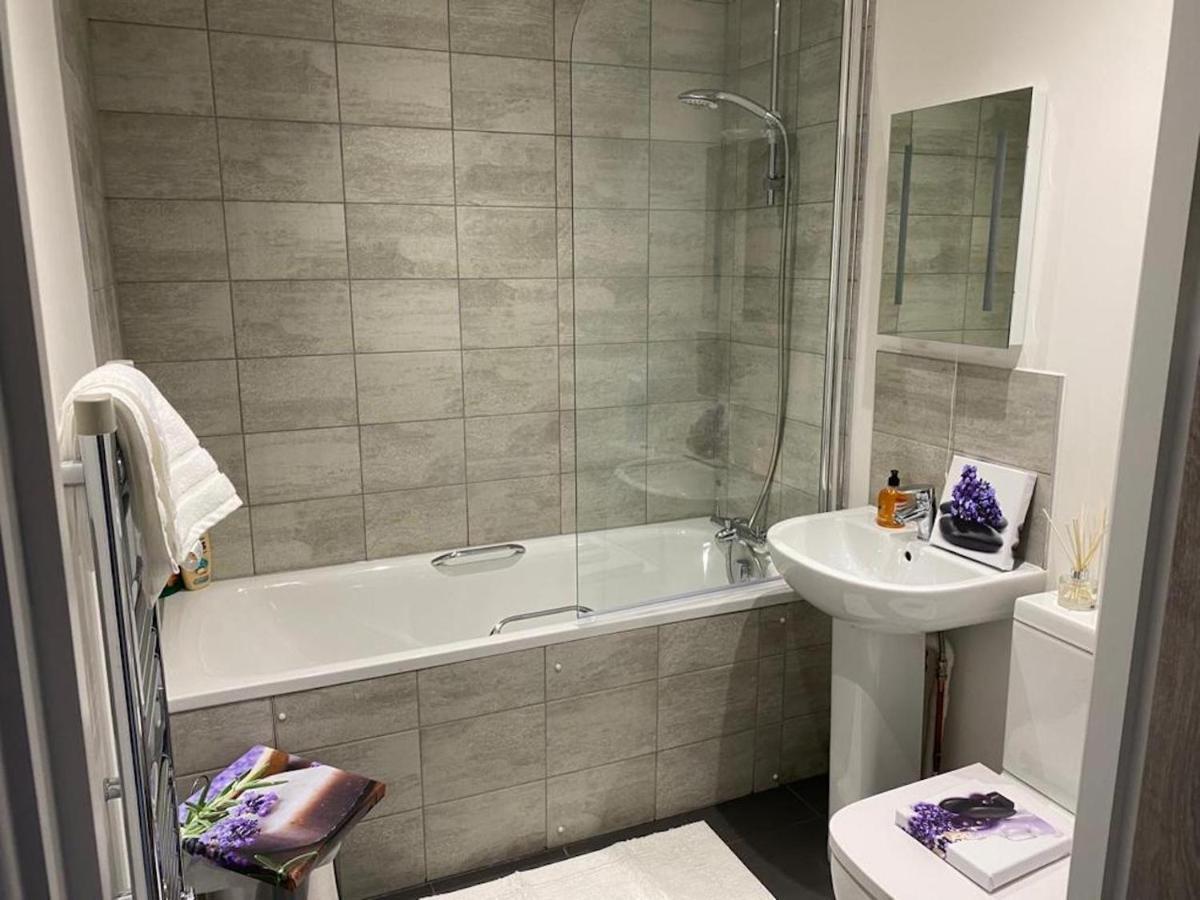 Central 2 Bed Newly Built Duplex Penthouse With Free Gated, On-Site Parking, Lift Access, Self Check-In, Super Fast Wifi, Two Cathedral View Terraces & Sleeps 6 Peterborough Esterno foto