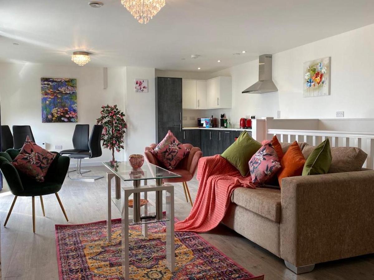 Central 2 Bed Newly Built Duplex Penthouse With Free Gated, On-Site Parking, Lift Access, Self Check-In, Super Fast Wifi, Two Cathedral View Terraces & Sleeps 6 Peterborough Esterno foto