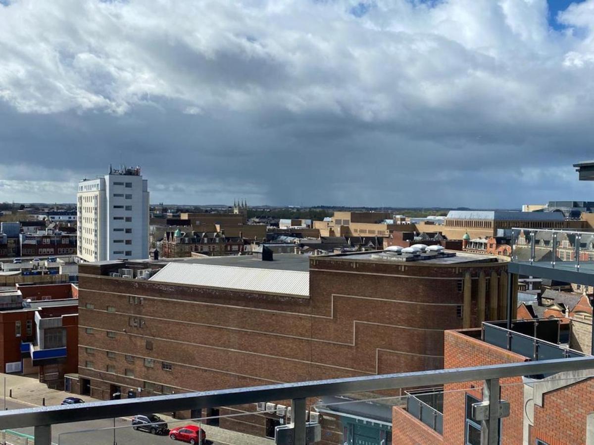 Central 2 Bed Newly Built Duplex Penthouse With Free Gated, On-Site Parking, Lift Access, Self Check-In, Super Fast Wifi, Two Cathedral View Terraces & Sleeps 6 Peterborough Esterno foto