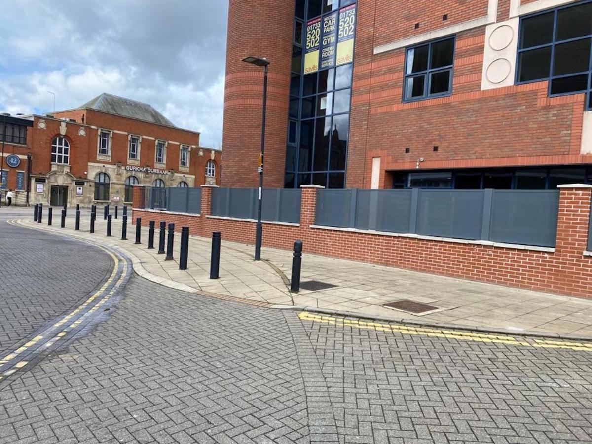 Central 2 Bed Newly Built Duplex Penthouse With Free Gated, On-Site Parking, Lift Access, Self Check-In, Super Fast Wifi, Two Cathedral View Terraces & Sleeps 6 Peterborough Esterno foto