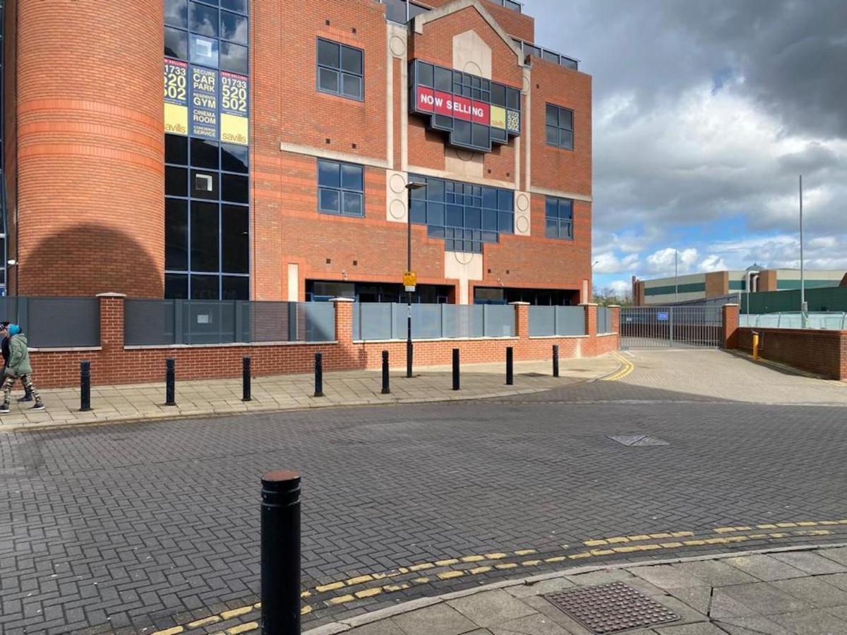 Central 2 Bed Newly Built Duplex Penthouse With Free Gated, On-Site Parking, Lift Access, Self Check-In, Super Fast Wifi, Two Cathedral View Terraces & Sleeps 6 Peterborough Esterno foto
