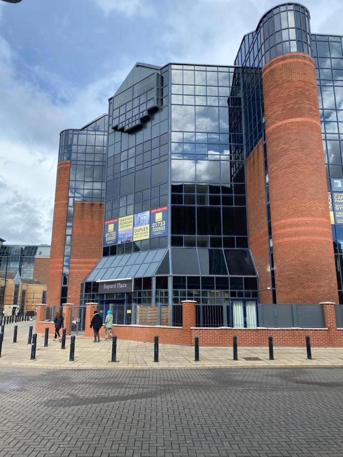 Central 2 Bed Newly Built Duplex Penthouse With Free Gated, On-Site Parking, Lift Access, Self Check-In, Super Fast Wifi, Two Cathedral View Terraces & Sleeps 6 Peterborough Esterno foto