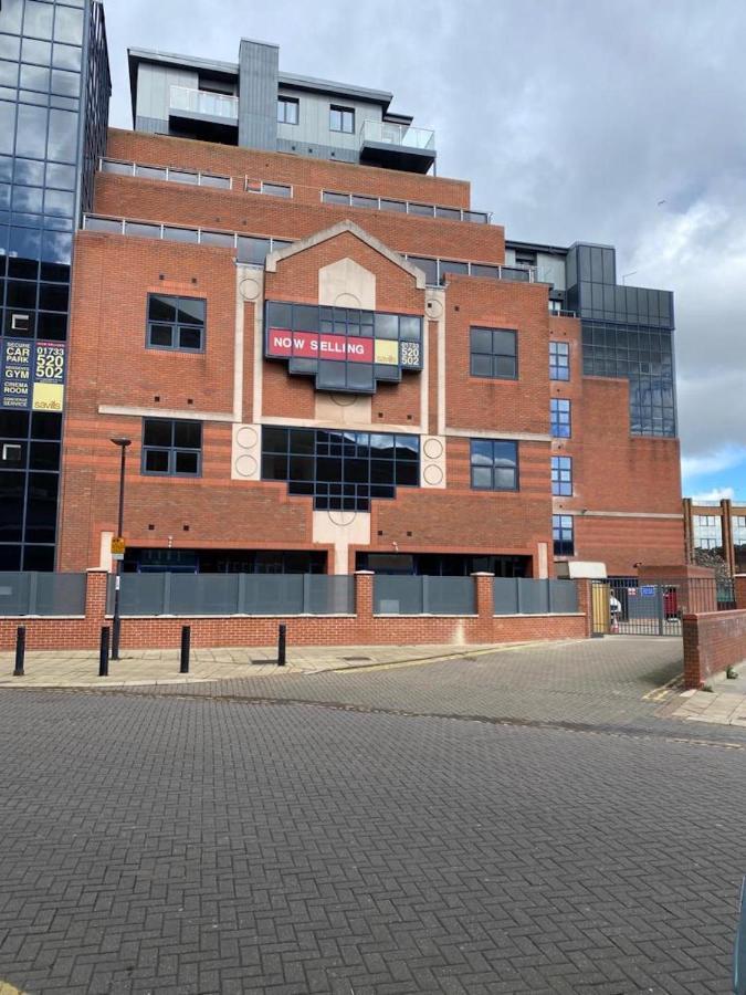 Central 2 Bed Newly Built Duplex Penthouse With Free Gated, On-Site Parking, Lift Access, Self Check-In, Super Fast Wifi, Two Cathedral View Terraces & Sleeps 6 Peterborough Esterno foto