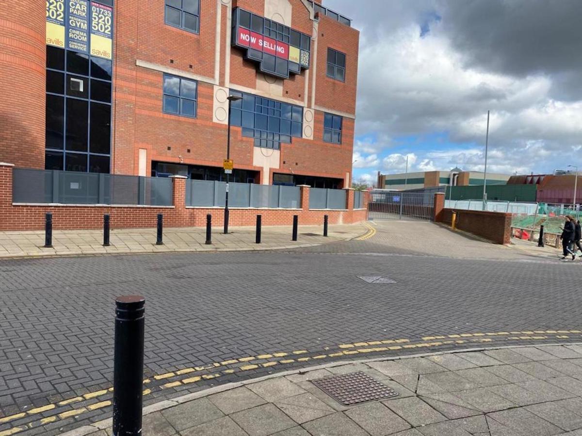 Central 2 Bed Newly Built Duplex Penthouse With Free Gated, On-Site Parking, Lift Access, Self Check-In, Super Fast Wifi, Two Cathedral View Terraces & Sleeps 6 Peterborough Esterno foto