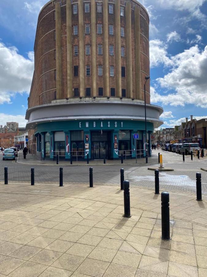 Central 2 Bed Newly Built Duplex Penthouse With Free Gated, On-Site Parking, Lift Access, Self Check-In, Super Fast Wifi, Two Cathedral View Terraces & Sleeps 6 Peterborough Esterno foto